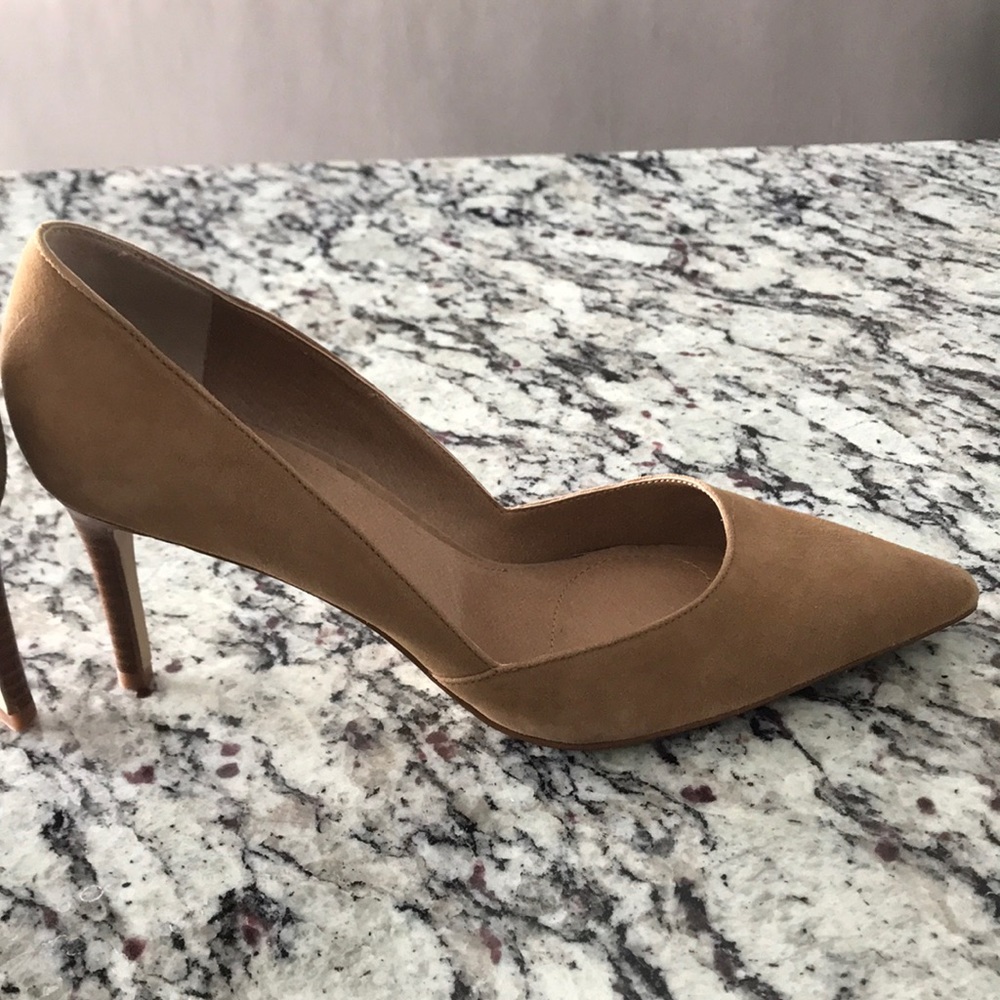 Never Worn Tahari camel heels